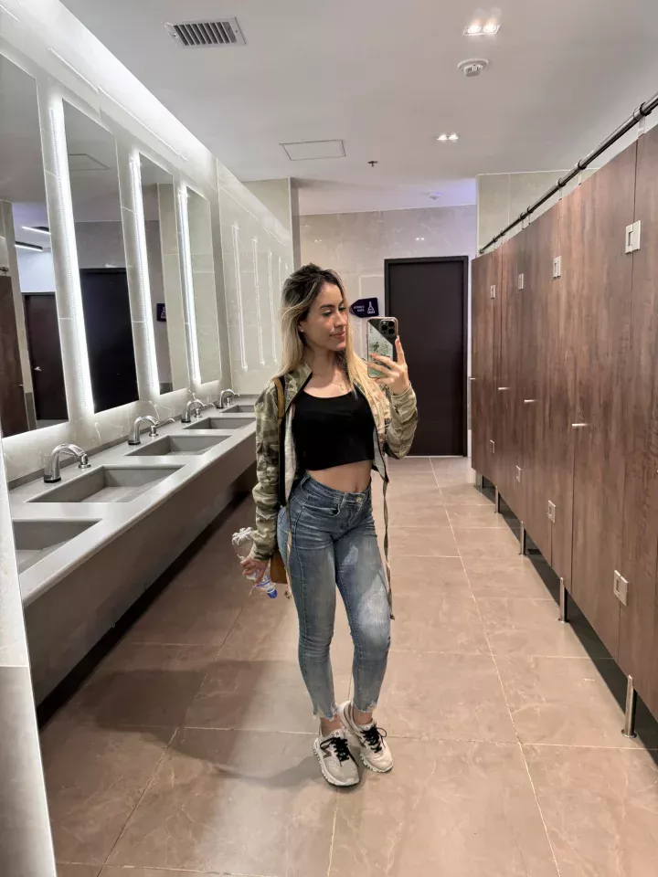 BELLA RAE OnlyFans Model